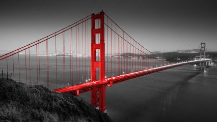 Fotografia czarno-biała z czerwonym akcentem - Golden Gate Bridge