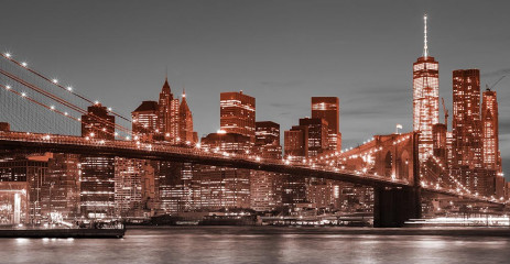 Fotografia czarno-biała z czerwonymi elementami - widok na Manhattan