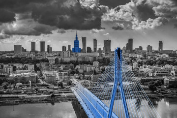 Fotografia czarno-biała z niebieskim akcentem - widok Warszawy z Mostem Świętokrzyskim