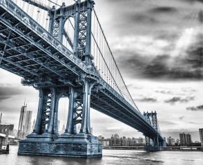 Fotografia czarno-biała z niebieskim mostem na Manhattanie