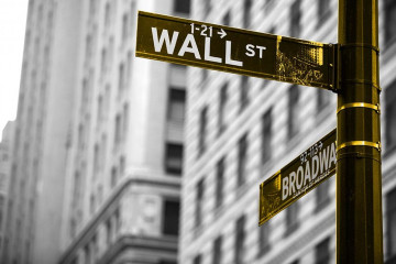 Fotografia czarno-biała z żółtym akcentem - drogowskaz Wall Street