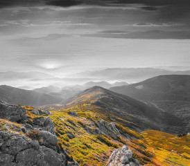 Obrazy na Plexi  Fotografia czarno-biała z kolorowym akcentem - Górski pejzaż