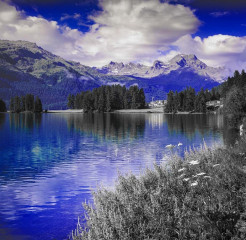 Fototapety  Fotografia czarno-biała z niebieskim akcentem - Góry nad jeziorem