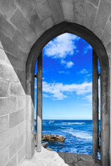 Fototapety  Fotografia czarno-biała z kolorowym akcentem - Otwarte drzwi na morze