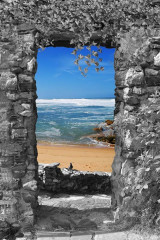 Fototapety  Fotografia czarno-biała z kolorowym akcentem - Widok na morze