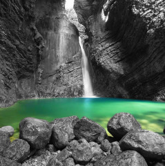 Fotografia czarno-biała z kolorowym akcentem -Wodospad