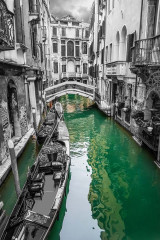 Fotografia czrno-biała z kolorowym akcentem - Wenecja