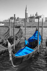 Fotografia czarno-biała z niebieskim akcentem - Gondola