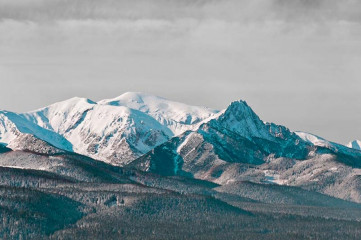 Fototapety  Fotografia czarno-biała z turkusowym akcentem - krajobraz górski