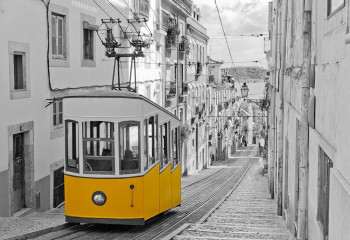 Fotografia czarno-biała z żółtym kolorem - Tramwaj w Lizbonie