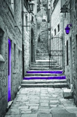 Fototapety  Fotografia czarno-biała z fioletowymi schodami