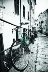 Fototapety  Fotografia czarno-biała z turkusowym rowerem