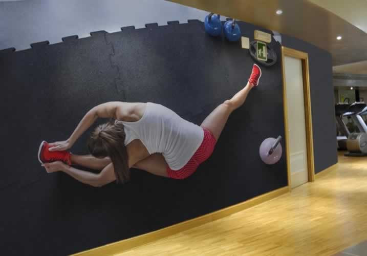 Fototapeta do klubu fitness: Kobieta rozgrzewająca się do ćwiczeń