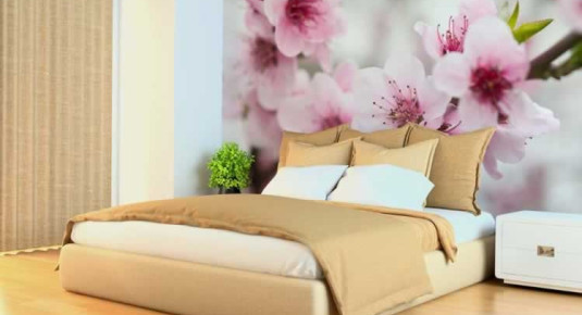 Fototapeta do sypialni z kwitnącym drzewem z różowymi kwiatami