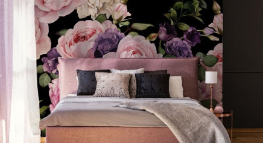Fototapeta z dużymi różowymi kwiatami na ciemnym tle do sypialni