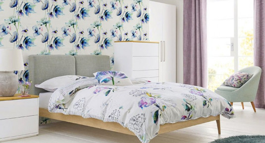 Fototapeta z niebieskimi kwiatami do sypialni