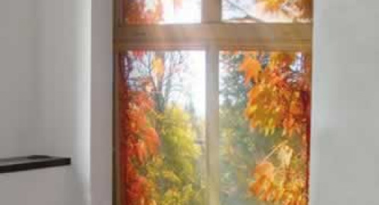 Fototapeta z motywem otwartego okna z widokiem na jesienny pejzaż