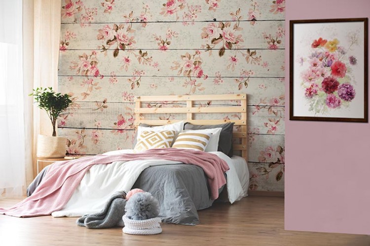 Fototapeta do sypialni w stylu florystycznym - Róże na tle białych desek