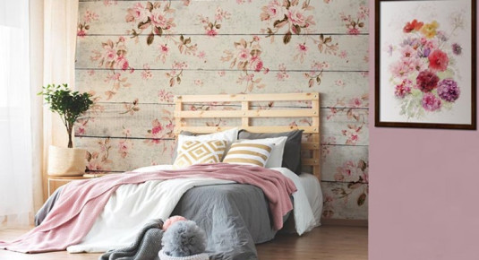 Fototapeta do sypialni w stylu florystycznym - Róże na tle białych desek