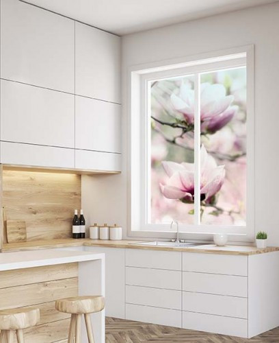 Naklejka witrażowa z magnolią na okno w kuchni
