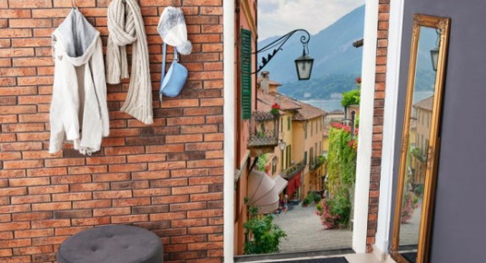 Naklejka na drzwi - Włoska uliczka, widok na jezioro Como