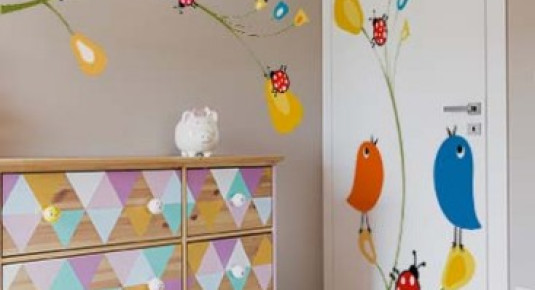 Naklejka wycinana po obrysie na drzwi do pokoju dziecięcego z kolorowymi ptaszkami