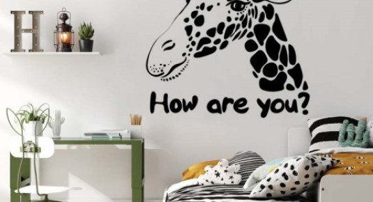 Naklejka na ścianę z żyrafą do pokoju młodzieżowego