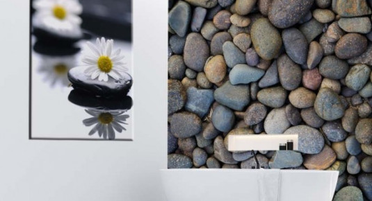 Obraz na płótnie do łazienki z białymi kwiatkami na kamieniach