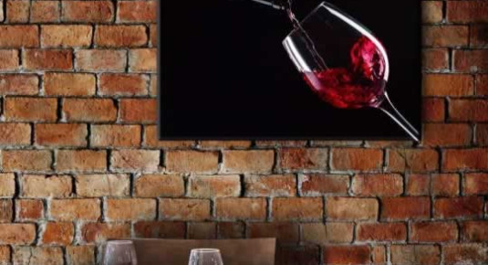 Obraz na płótnie do restauracji z motywem nalewanego czerwonego wina