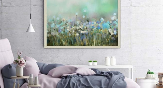 Obraz na płótnie oprawiony w srebrną ramę z motywem łąki z niebieskimi kawiatami