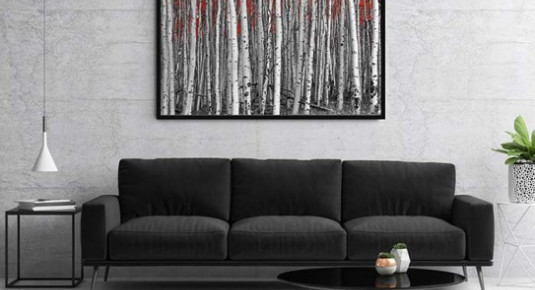 Obraz na płótnie w ramie do salonu - motyw z lasem brzozowym z czerwonymi akcentami