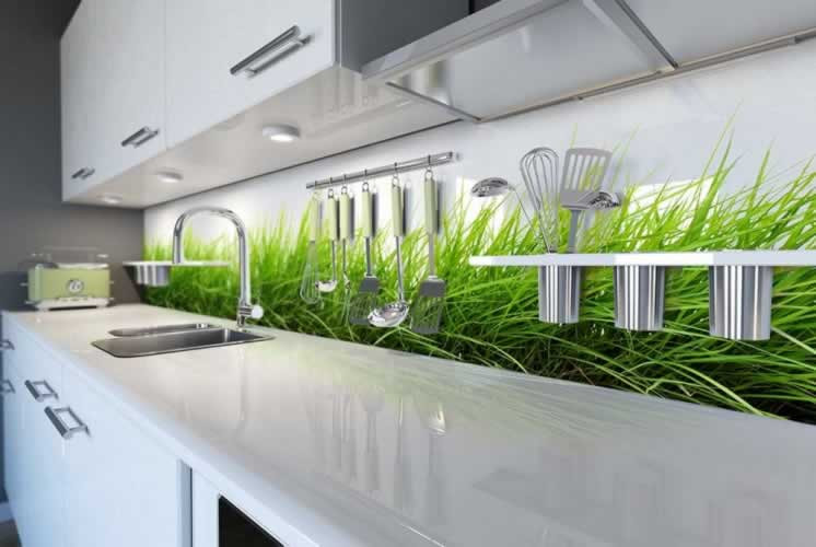 Panel szklany do kuchni z motywem trawy