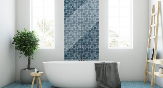 Panel szklany z motywem niebieskiej mozaiki do łazienki