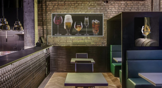 Panel szklany podświetlany do pubu - Drinki na czarnym tle