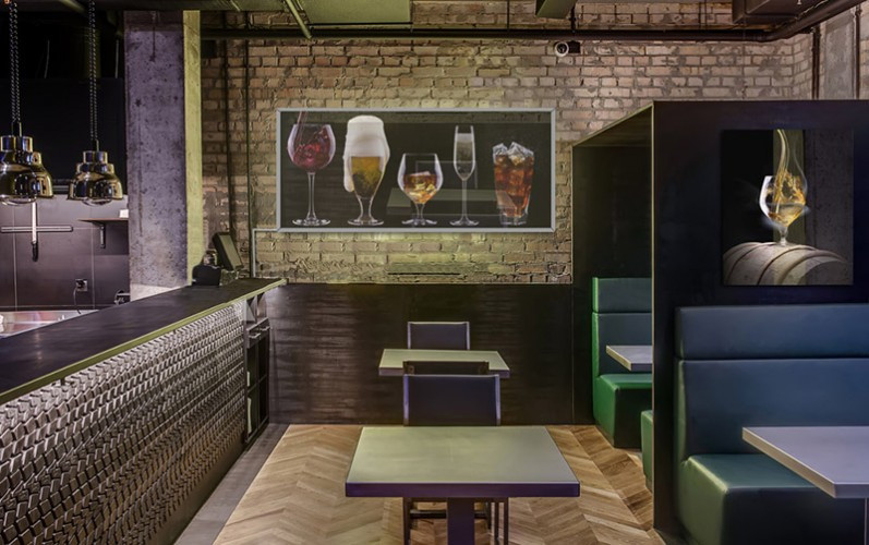 Panel szklany podświetlany do pubu - Drinki na czarnym tle