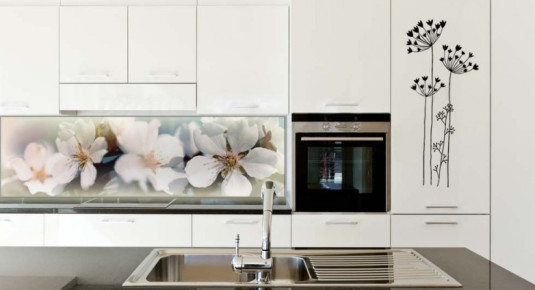 Panel podświetlany LED między szafkami kuchennymi - Kwitnące kwiaty