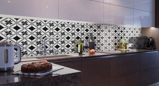 Panel szklany do kuchni z czarno-białymi kafelkami