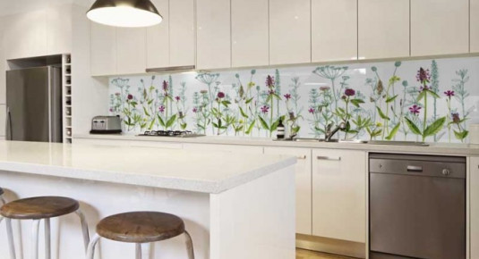 Panel szklany do kuchni z motywem kwiatów i roślin