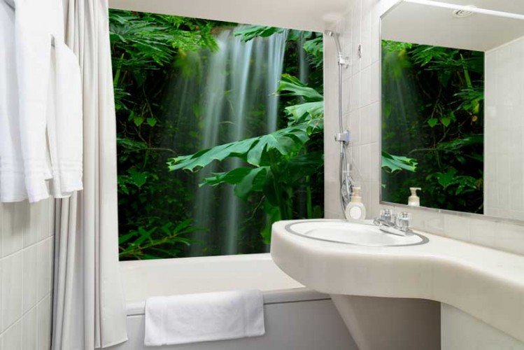 Panel szklany do łazienki z motywem wodospad w lesie deszczowym