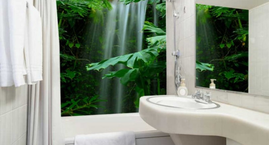 Panel szklany do łazienki z motywem wodospad w lesie deszczowym