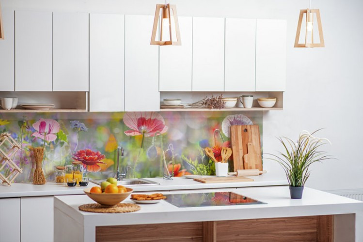Panel szklany do kuchni w stylu romantycznym z piękną łąką