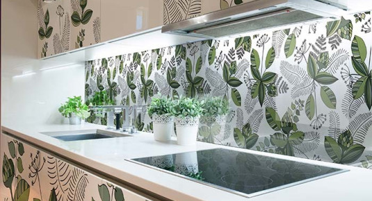 Panel szklany do kuchni w stylu skandynawskim - wzór florystyczny