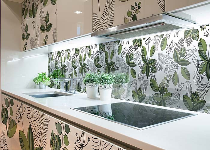 Panel szklany do kuchni w stylu skandynawskim - wzór florystyczny