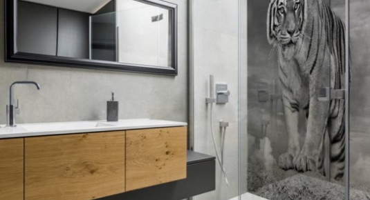 Panel szklany do łazienki pod prysznic - Tygrys syberyjski w czerni i bieli