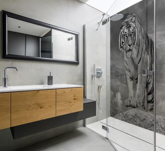 Panel szklany do łazienki pod prysznic - Tygrys syberyjski w czerni i bieli