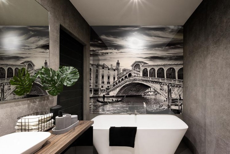 Panel szklany do łazienki - Wenecja w kolorze czarno-białym