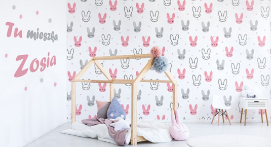 Fototapeta z różowymi, szarymi i białymi króliczkami - dekoracja pokoju dziecka 