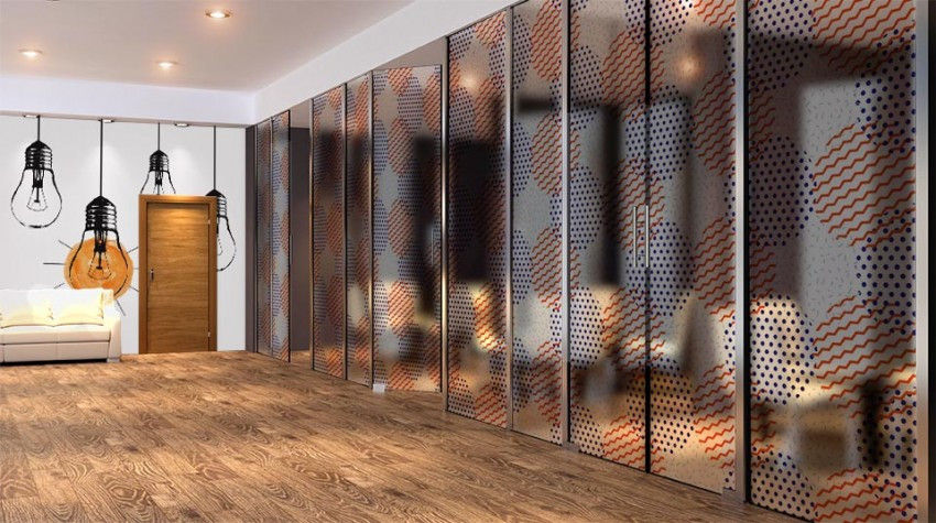 Naklejka witrażowa na szklane ścianki w biurze - abstrakcyjne geometryczne kształty, pasiaste i kropkowane koła