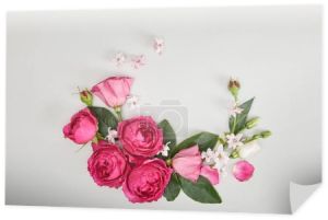 Widok z góry z kompozycji kwiatowych wykonane z róż na białym tle