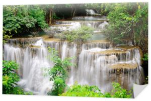 Wodospad w tropikalnym lesie w Tajlandii